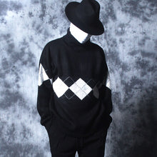 Load image into Gallery viewer, Lozeng-patterned turtleneck sweater men loose Korean version of fashion winter versatile men with popular logo bottom knitwear.